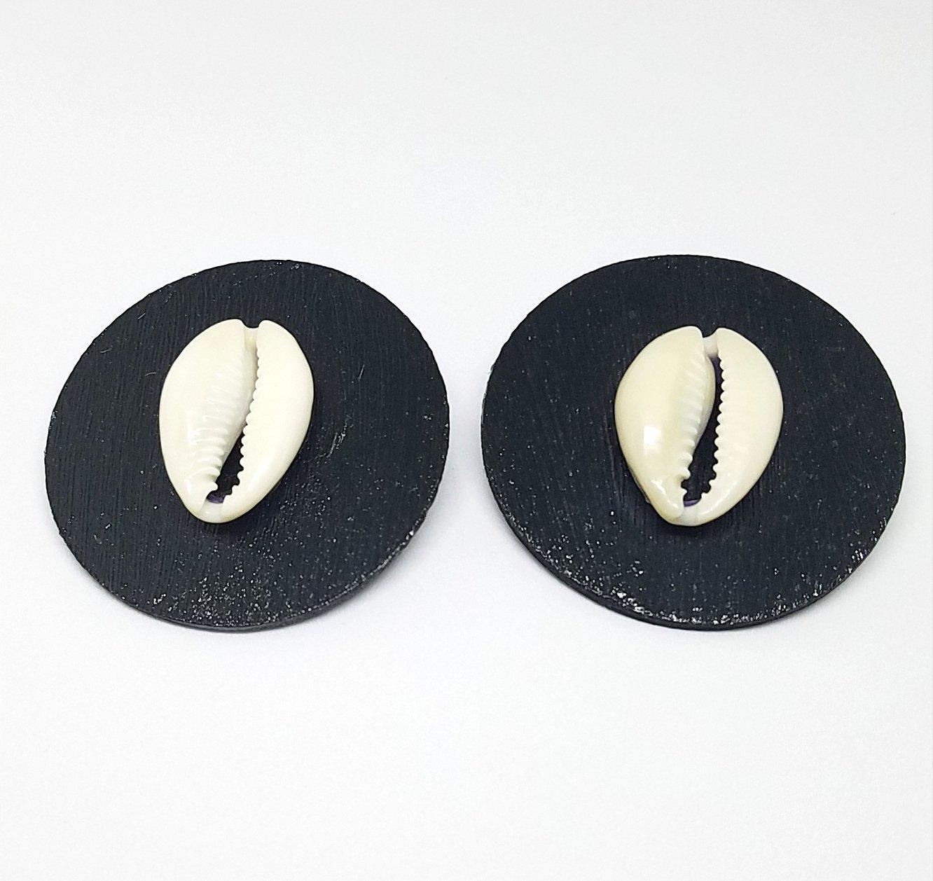 Wood Circle Cowrie Earrings - Black